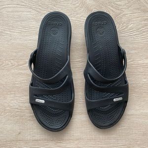 Croc’s Strappy Wedge